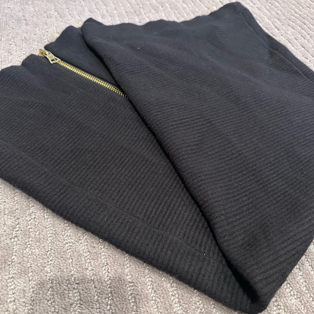 NWT🔖 Alice and Olivia Black Knit Ribbed Pencil Skirt with Gold Zipper